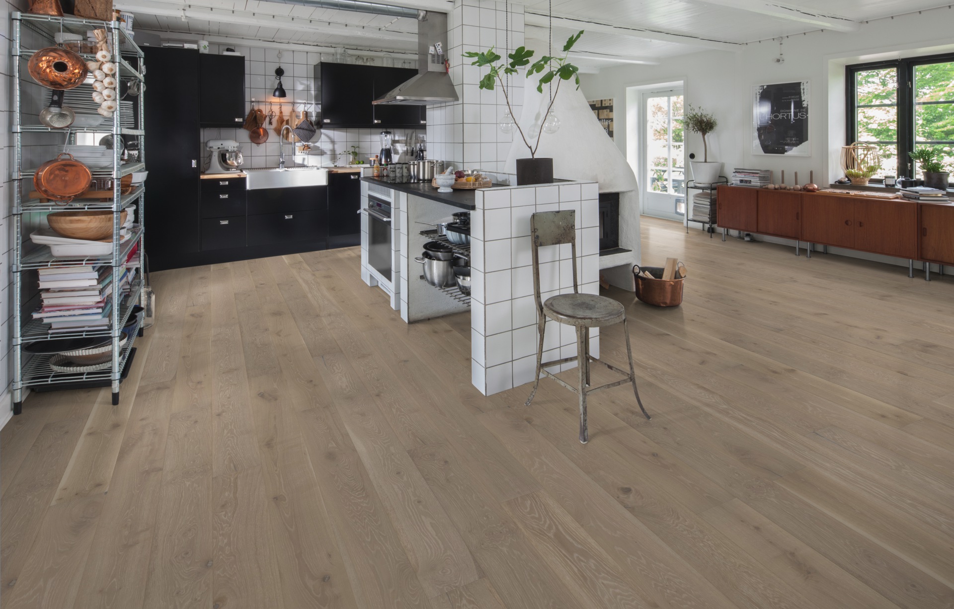 Паркетная доска Kahrs Новая классика Дуб Серый Nouveau Gray 151NAYEKD1KW240 Lively 2420×187×15 фото в интерьере Паркетная доска Kahrs Новая классика Дуб Серый Nouveau Gray 151NAYEKD1KW240 Lively 2420×187×15 фото в интерьере